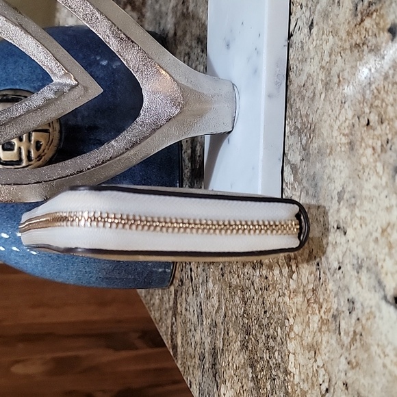 Coach LIKE NEW Long Zip Around Wallet In Signature Canvas - Picture 7 of 8